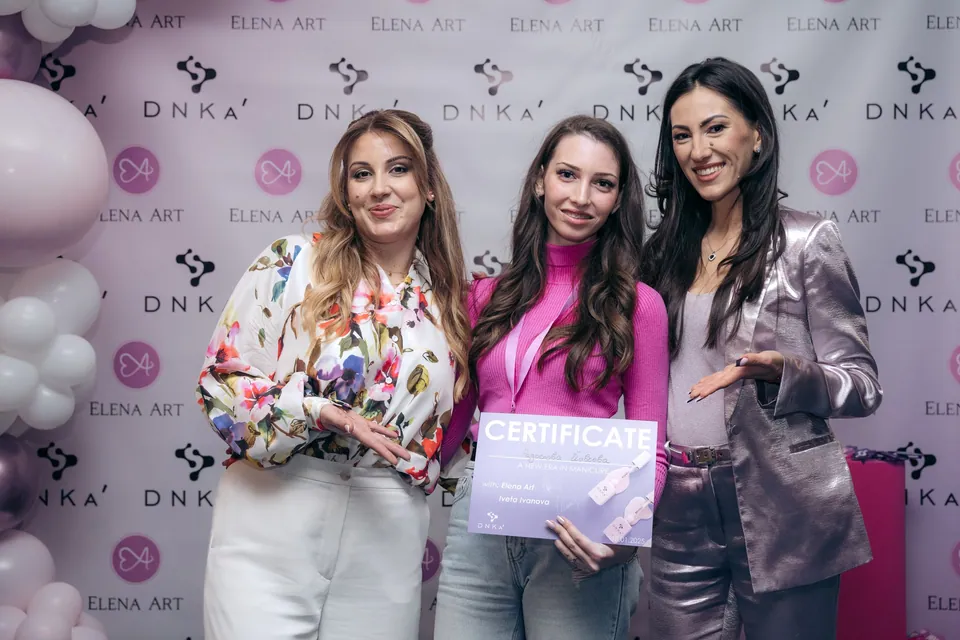 Курсистка на Ivanova Nails Academy със сертификат
