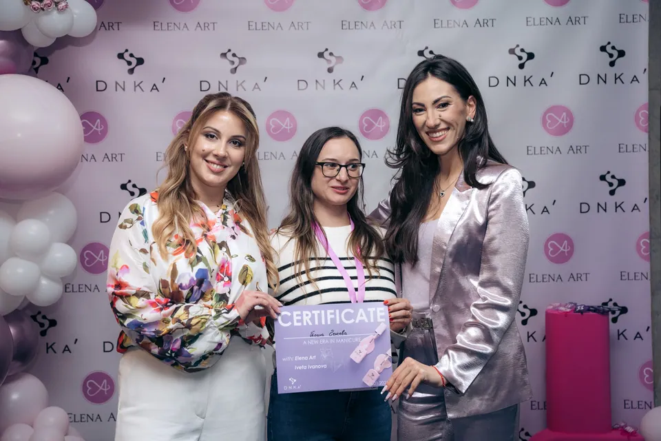 Курсистка на Ivanova Nails Academy със сертификат