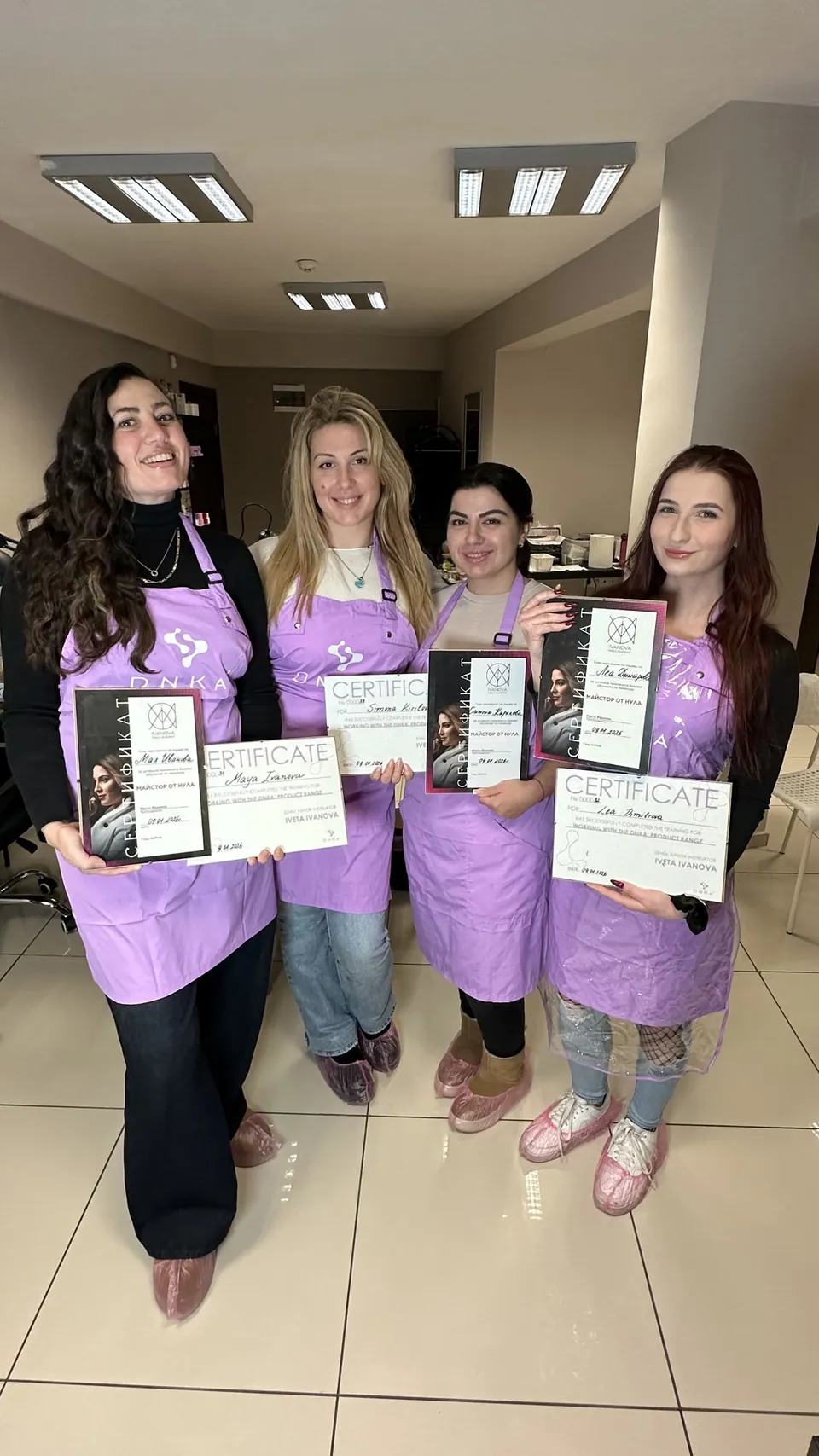 Курсистка на Ivanova Nails Academy със сертификат