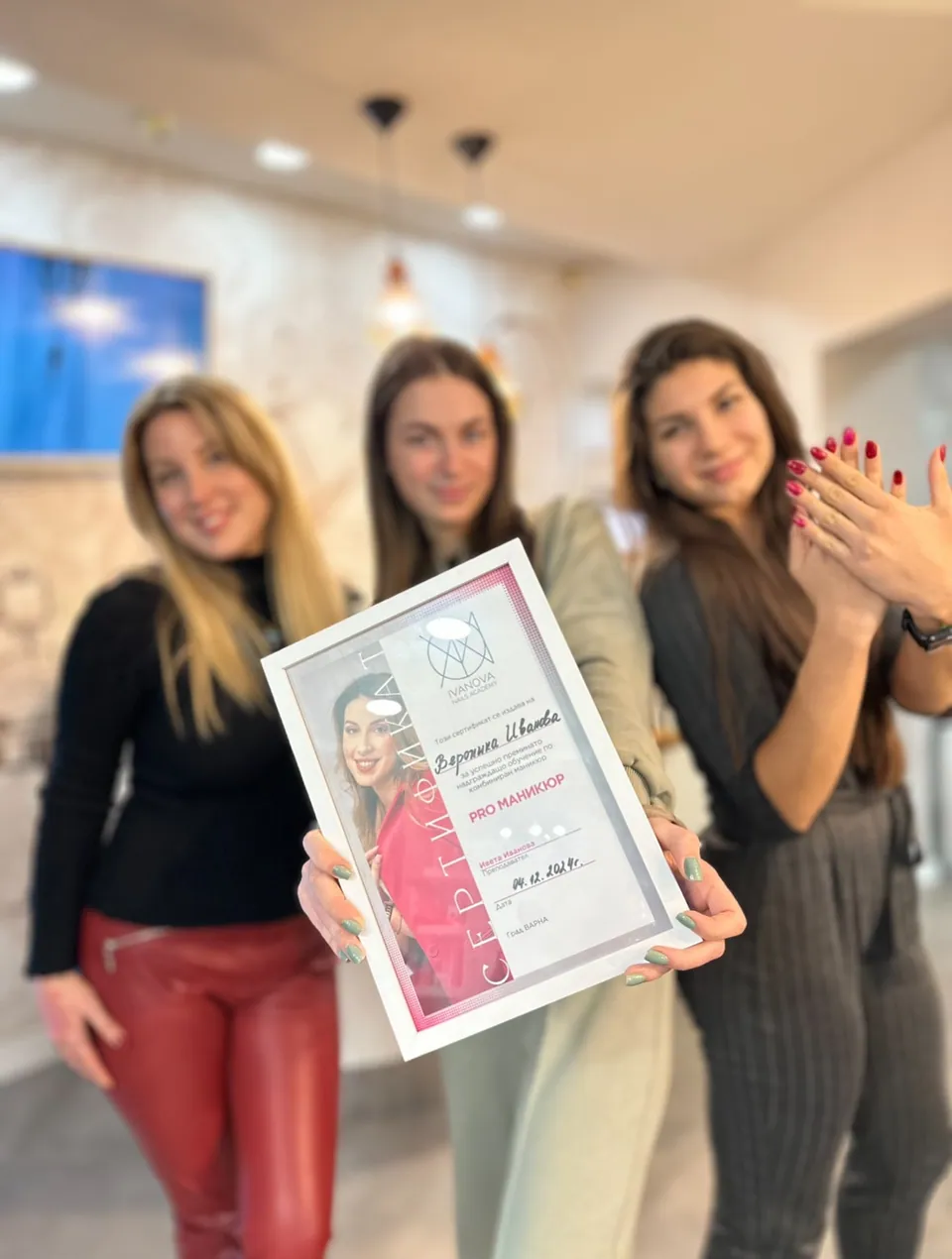 Курсистка на Ivanova Nails Academy със сертификат