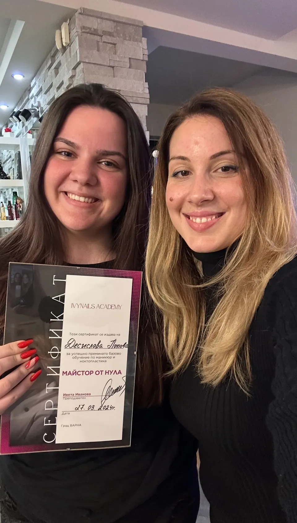 Курсистка на Ivanova Nails Academy със сертификат