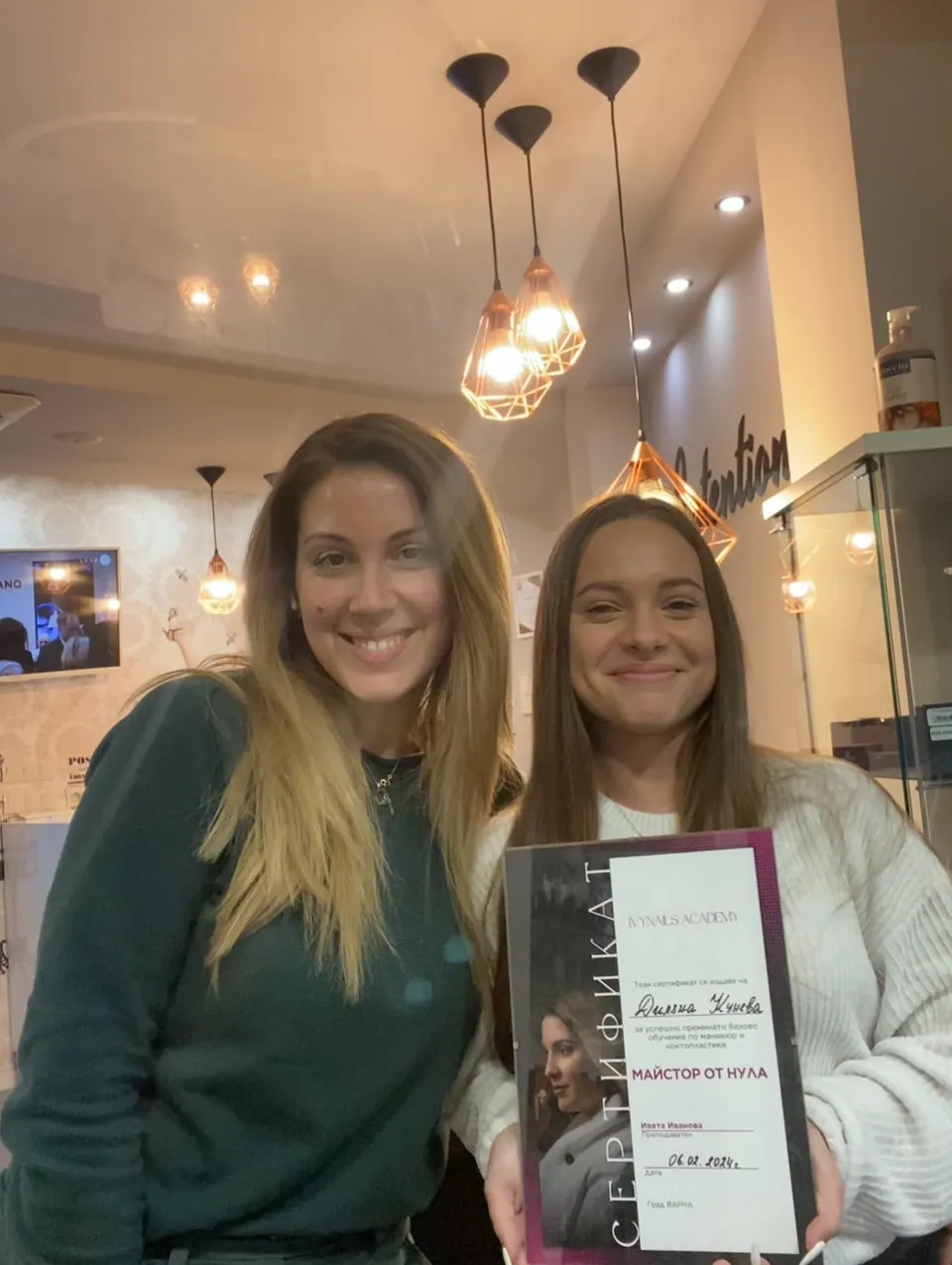 Курсистка на Ivanova Nails Academy със сертификат