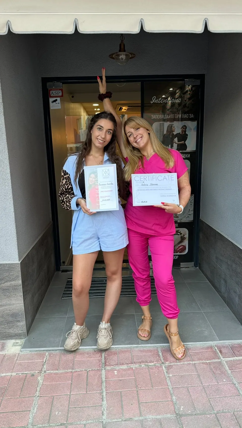 Курсистка на Ivanova Nails Academy със сертификат