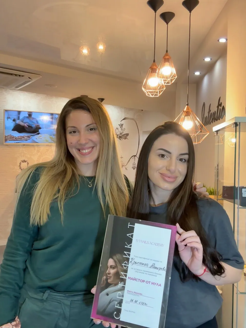 Курсистка на Ivanova Nails Academy със сертификат