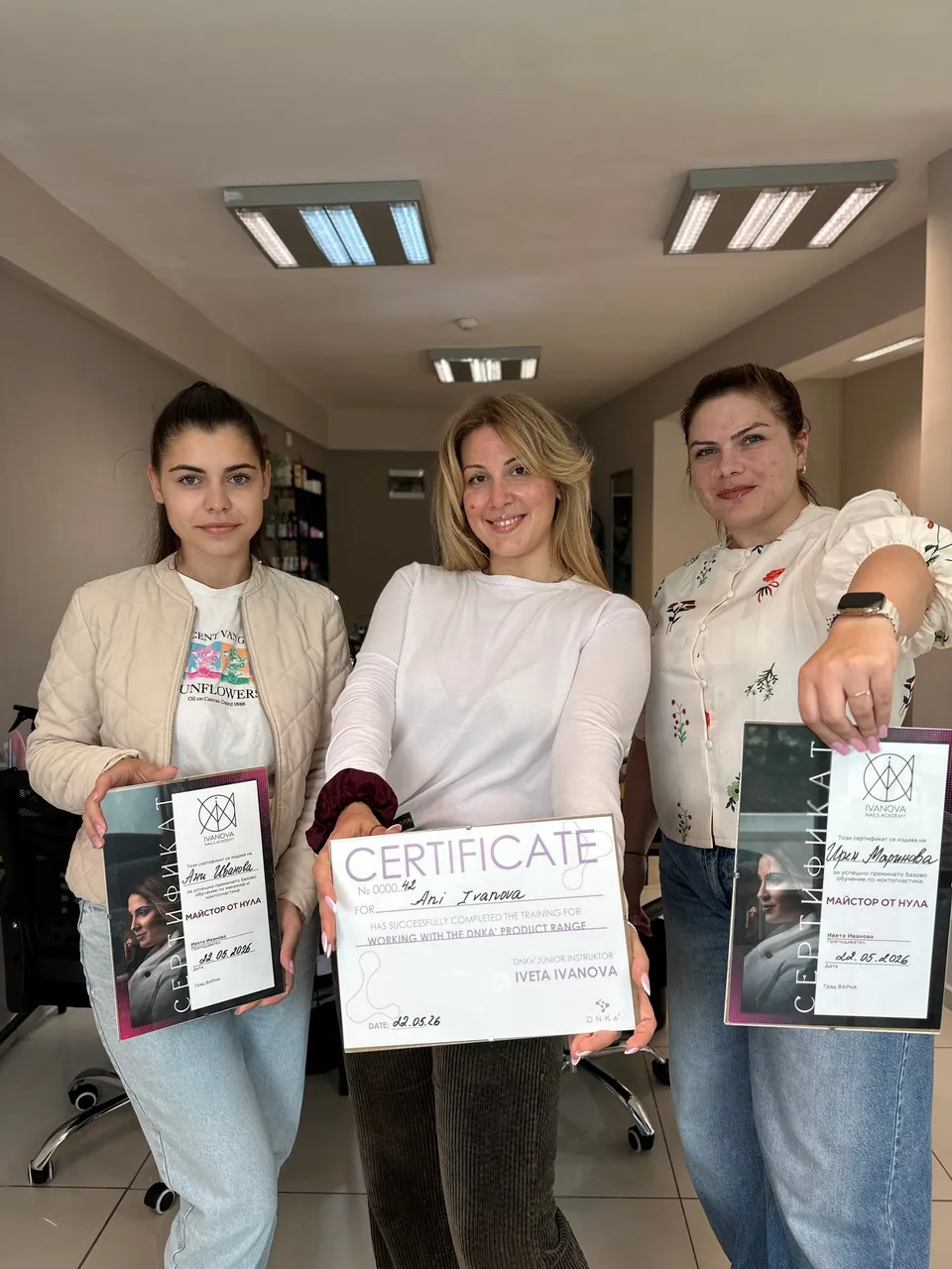 Курсистка на Ivanova Nails Academy със сертификат