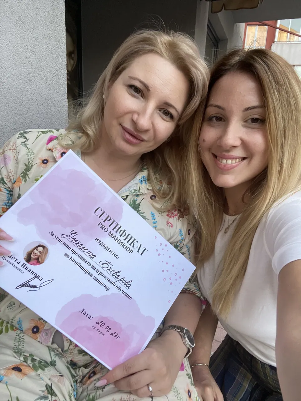 Курсистка на Ivanova Nails Academy със сертификат